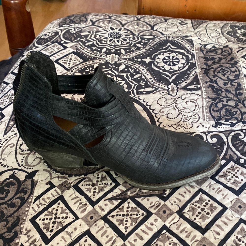Ariat Black leather boot. Size 7.5. In great condition.